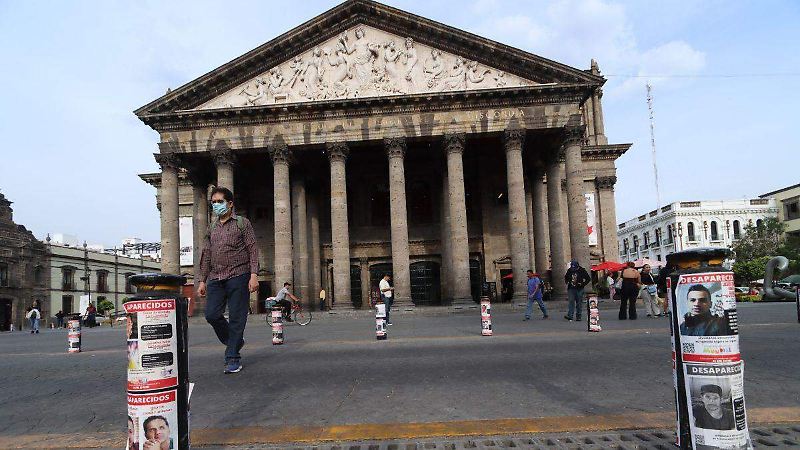 Guadalajara, Jalisco. en la Plaza de Armas, en el centro de Guadalajara hay decenas de fichas de busqueda